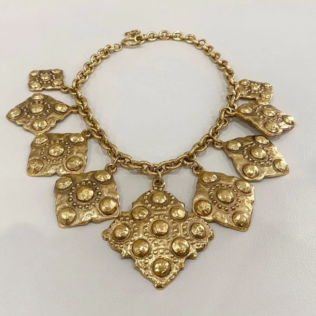 CHANEL NECKLACE GORGEOUS GOLD: CHANEL Necklace Gorgeous Gold Brand: CHANEL Type/Style: Necklace Material: none, Color: Gold Size: Chain length approximately 50cm, width approximately 1cm Accessories: None Accessories No