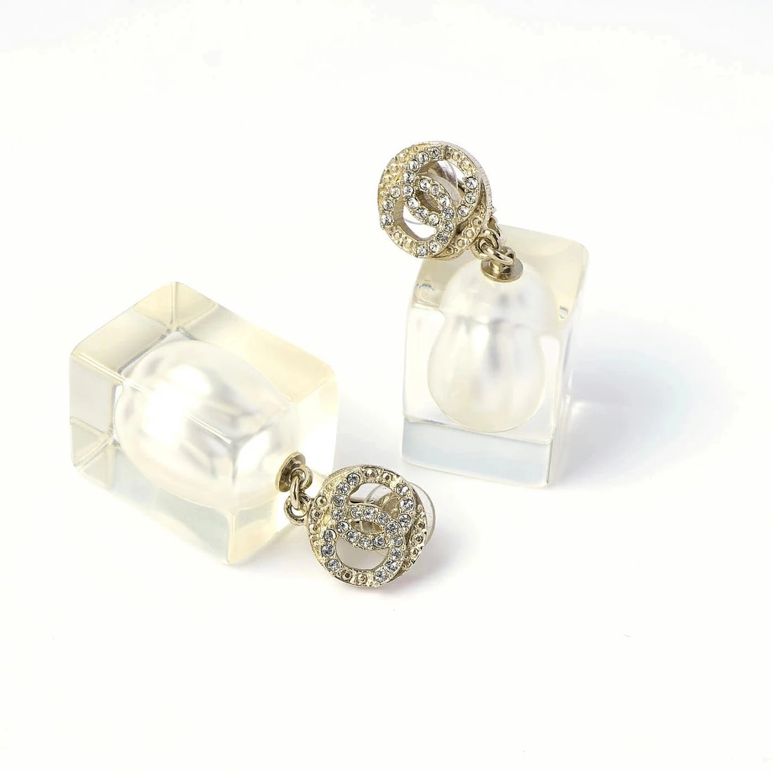 CHANEL PEARL EARRINGS COCO MARK CHAMPAGNE GOLD RHINESTONES ? PEARLS ? RES: Chanel Pearl Earrings Coco Mark Champagne Gold Rhinestones ? Pearls ? Res Brand: CHANEL Type/Style: Resin Material: Gold Plating ? Rhinestones ? Imitation Pearls ? Resin, Color: Champagne Gold Size: A