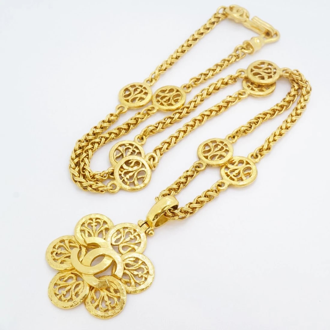 CHANEL NECKLACE COCO MARK GP PLATED GOLD: Chanel Necklace Coco Mark GP Plated Gold Brand: Chanel Type/Style: Necklace Material: GP Plated, Color: gold Size: Chain Length: Approx. 81.5cm Top: Approx. 6.96cm (height) x 4.47cm (width) Access