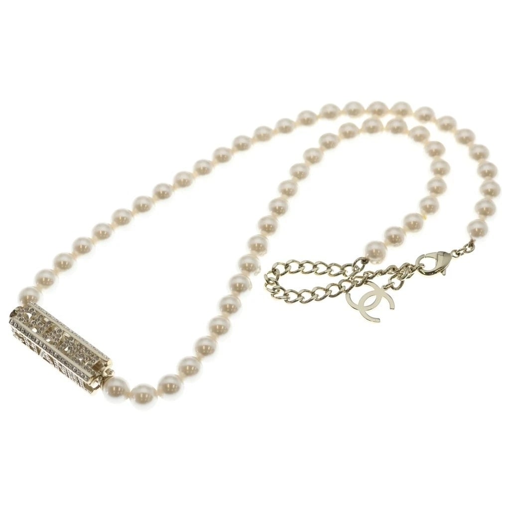 CHANEL NECKLACE LOGO PEARL RHINESTONE WHITE/GOLD GP: CHANEL Necklace Logo Pearl Rhinestone White/Gold GP Brand: CHANEL Type/Style: Necklace Material: None, Color: Gold Size: [Top] Height: 12.57 mm, Width: 41.97 mm; [Chain] Total Length: 75.5 cm, Width: 