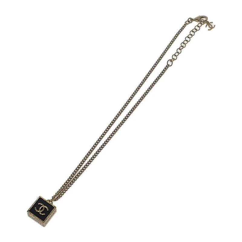 CHANEL NECKLACE GOLD AND BLACK METAL: Chanel Necklace Gold and Black Metal Brand: CHANEL Type/Style: Pendant Material: Metal, Color: Gold Black Size: Motif Approx. Diameter 15.0 mm Minimum chain: about 36 cm Length of chain: about 41 cm