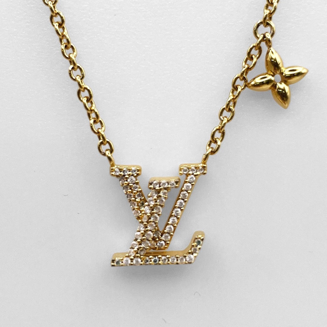 LOUIS VUITTON LV ICONIC LOGO RHINESTONE NECKLACE PENDANT: LOUIS VUITTON LV Iconic Logo Rhinestone Necklace Pendant Brand: Louis Vuitton Type/Style: Chain Material: Metal, Color: Gold Size: Motif height: Approx. 12mmMotif width: Approx. 12mmChain length: Appr