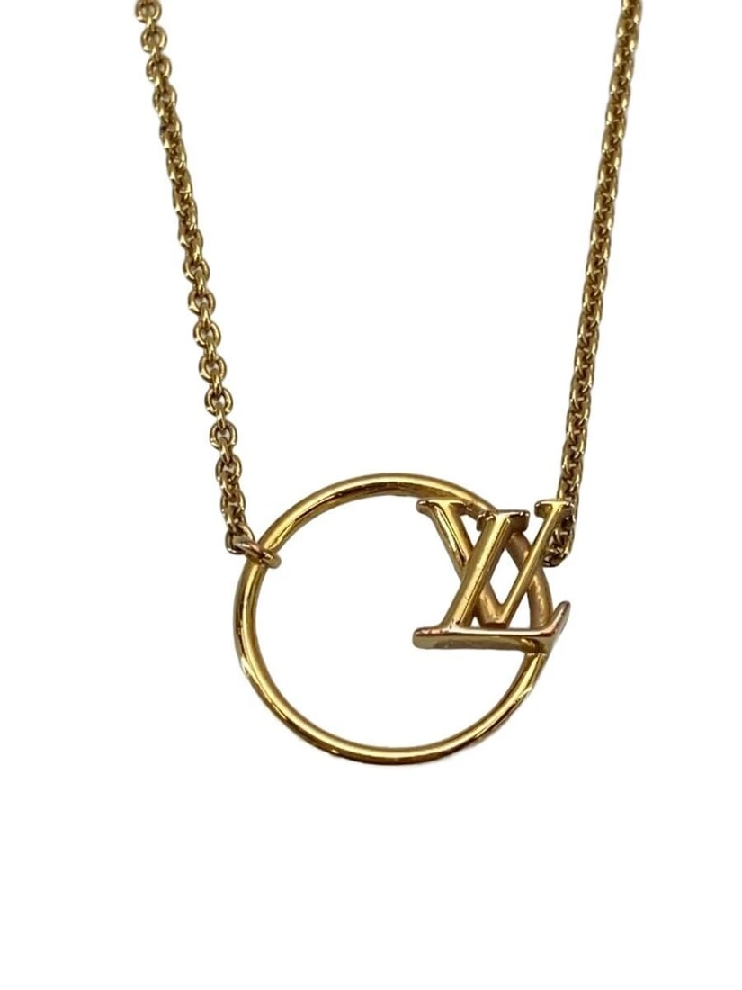 LOUIS VUITTON LV CIRCLE NECKLACE GOLD: LOUIS VUITTON LV Circle Necklace Gold Brand: Louis Vuitton Type/Style: Pendant Material: none, Color: gold Size: Actual Size [Necklace] Length: 42 / Height: 2 / Width: 2.3 Accessories: None