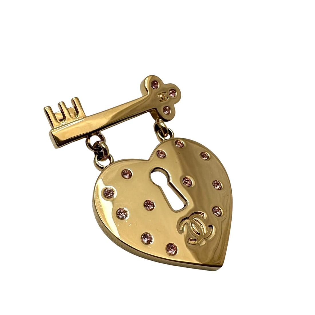 CHANEL COCO MARK HEART LOCK BROOCH GOLD PLATED PINK RHINESTONE: CHANEL Coco Mark Heart Lock Brooch Gold Plated Pink Rhinestone Brand: CHANEL Type/Style: Brooch Material: GP (Gold Plated), Color: gold Size: W4.5 x H6cm Accessories: None Accessories Noti