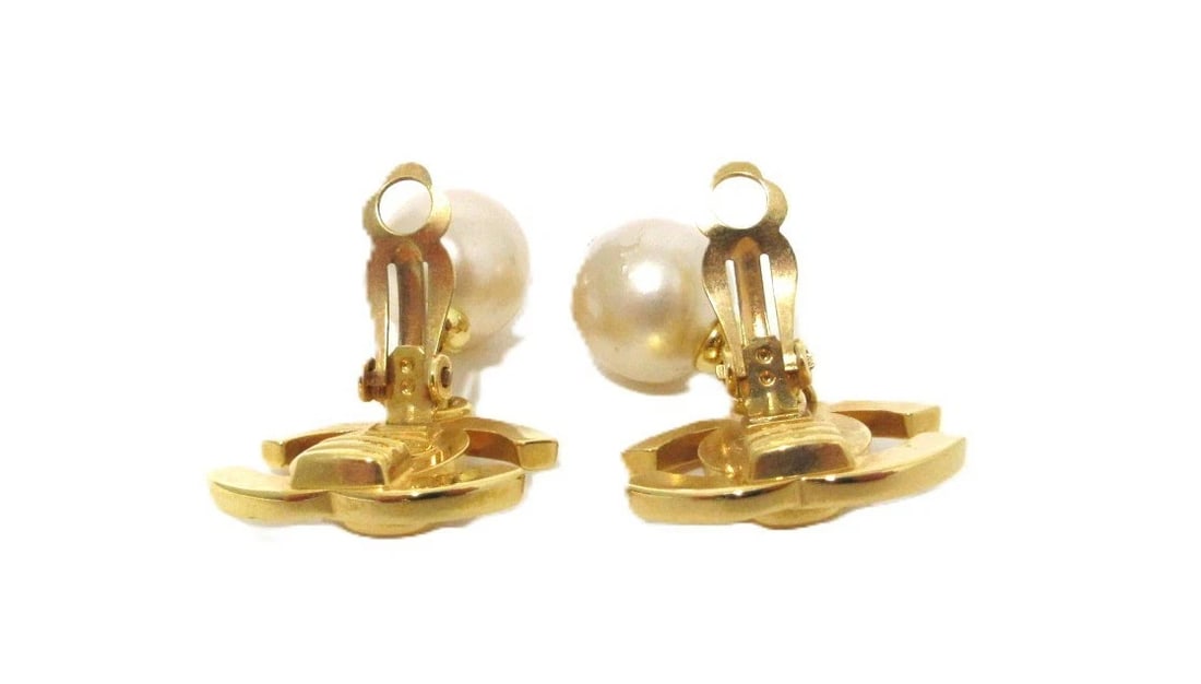 CHANEL COCO MARK TURNLOCK 96A EARRINGS PEARL DROP CCLOGO: Chanel Coco Mark TurnLock 96A Earrings Pearl Drop CCLogo Brand: CHANEL Type/Style: Earrings Material: Gold Metal, Color: gold Size: 2 x 4 cm Accessories: None Accessories Notice: When purc