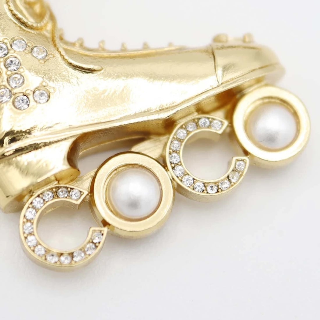 CHANEL ROLLER SKATE NECKLACE PENDANT PEARL RHINESTONE GOLD COLOR: Chanel Roller Skate Necklace Pendant Pearl Rhinestone Gold Color Brand: CHANEL Type/Style: Necklace Material: Rhinestone, Color: gold Size: Length and width: approx. 3.1 cm x 2.4 cm Chain: approx. 51 