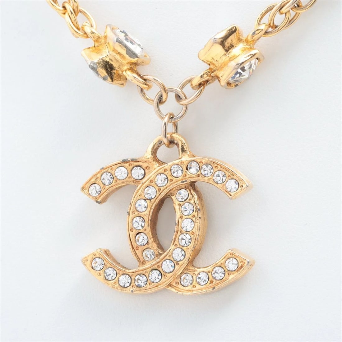 CHANEL COCO MARK GOLD NECKLACE RHINESTONE CHAIN: CHANEL COCO Mark Gold Necklace Rhinestone Chain Brand: CHANEL Type/Style: Necklace Material: Rhinestone, Color: gold Size: Chain length: approx. 38m CC charm: 3 x 2cm Accessories: None Acc