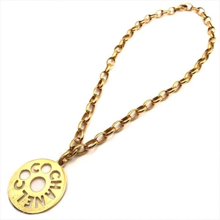 CHANEL ROUND LOGO PLATE LADIES CHAIN NECKLACE GOLD: CHANEL Round Logo Plate Ladies Chain Necklace Gold Brand: CHANEL Type/Style: Necklace Material: none, Color: gold Size: Top diameter approx. 5.9 Chain approx. 82cm Accessories: None Access