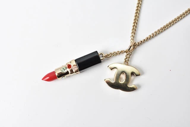 CHANEL BANGLE/BRACELET COCO MARK LIPSTICK RHINESTONE RED MULTI GOLD: CHANEL Bangle/Bracelet Coco Mark Lipstick Rhinestone Red Multi Gold Brand: CHANEL Type/Style: Bracelet Material: Metal/GP, Color: GOLD Size: Inner circumference: approx. 18cm Accessories: None