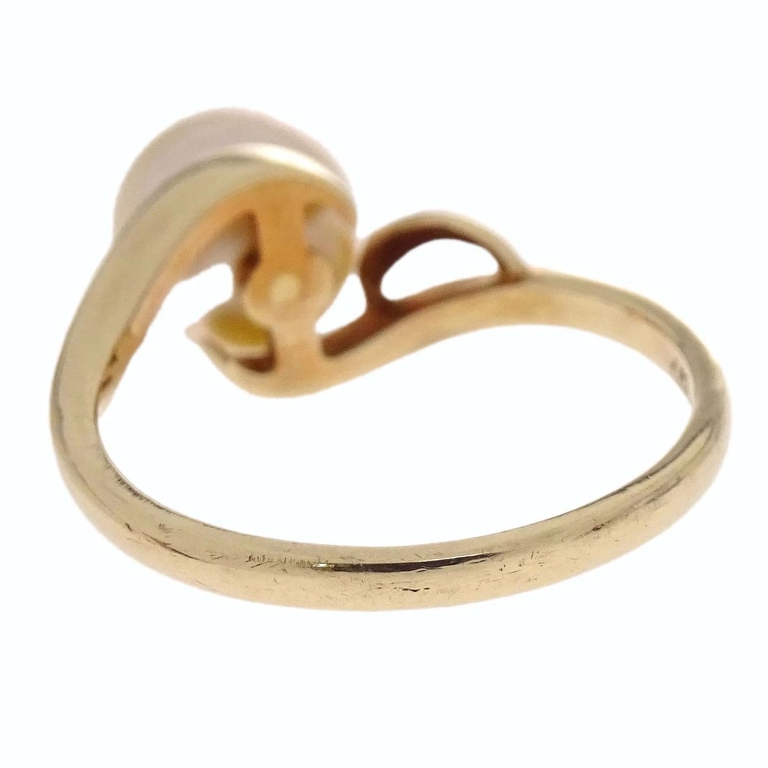 MIKIMOTO GOLD RING PEARL: Mikimoto Gold Ring Pearl Brand: Mikimoto Type/Style: Ring Material: Gold Plated, Main Stone Pearl Color: gold Size: US 5.5-5.75 Accessories: None Accessories Notice: When purchasing pre-ow
