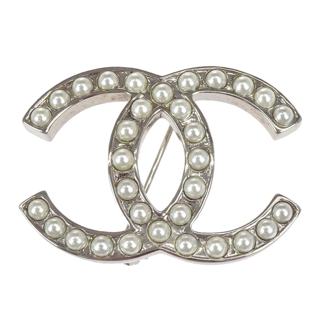 CHANEL CC ARTIFICIAL PEARL BROOCH PIN SILVER: Chanel CC Artificial Pearl Brooch Pin Silver Brand: Chanel Type/Style: Brooch Material: Silver Plated Artificial Pearl Color: silver,white Size: W 4.0 x H 2.8 cm Accessories: None Accessor