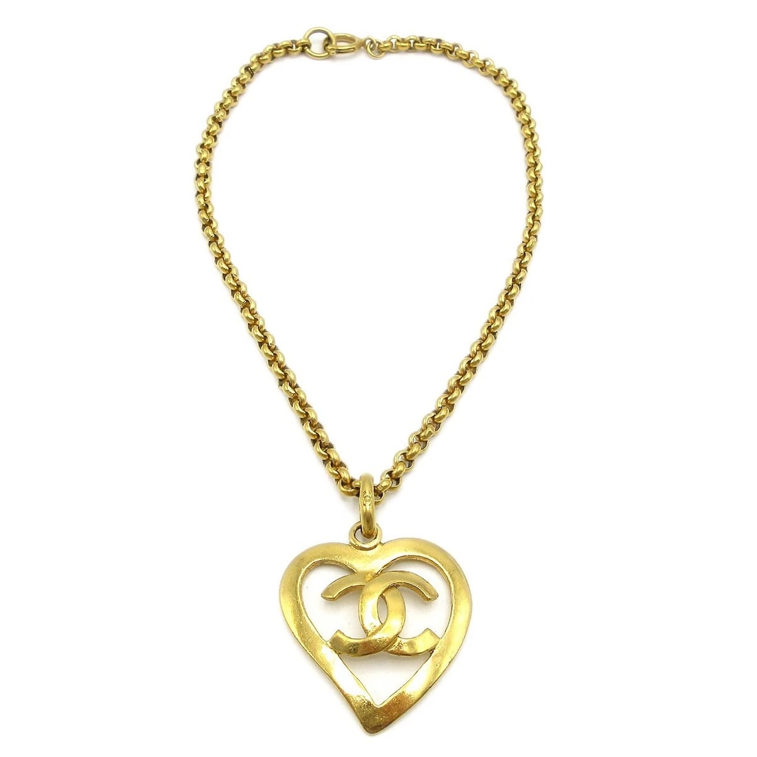 CHANEL GOLD HEART CHAIN PENDANT NECKLACE: Chanel Gold Heart Chain Pendant Necklace Brand: Chanel Type/Style: Necklace Material: Gold Plated Color: gold Size: Chain(Overall) : 38.0 cmTop : W 4.0 x H 4.2 cm Accessories: None Accesso