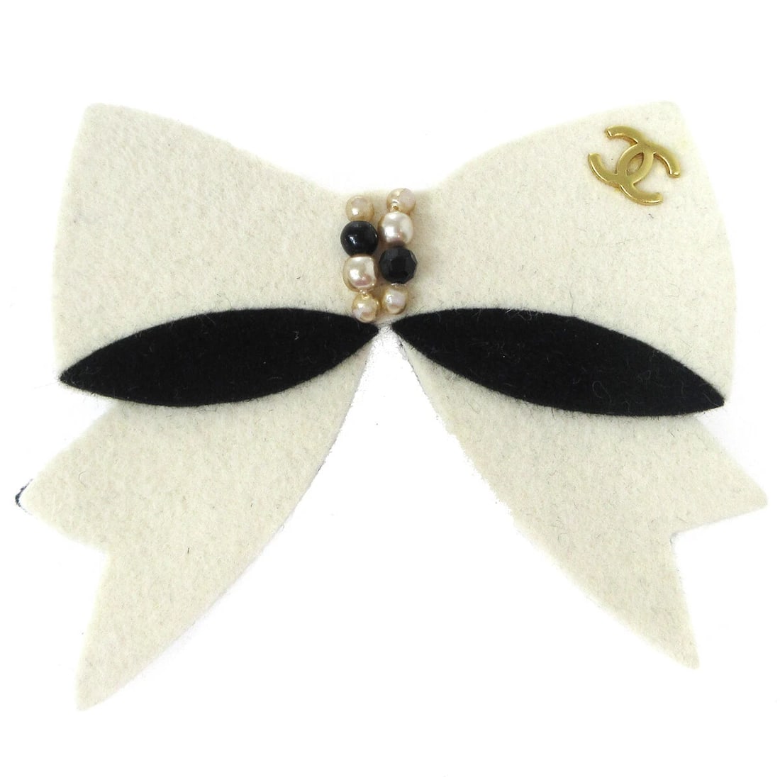 CHANEL WHITE ARTIFICIAL PEARL BOW BROOCH PIN FELT: Chanel White Artificial Pearl Bow Brooch Pin Felt Brand: Chanel Type/Style: Brooch Material: Gold Plated, Main Stone Pearl Color: white Size: W 7.0 x H 6.2 cm Accessories: None Accessories Notice: