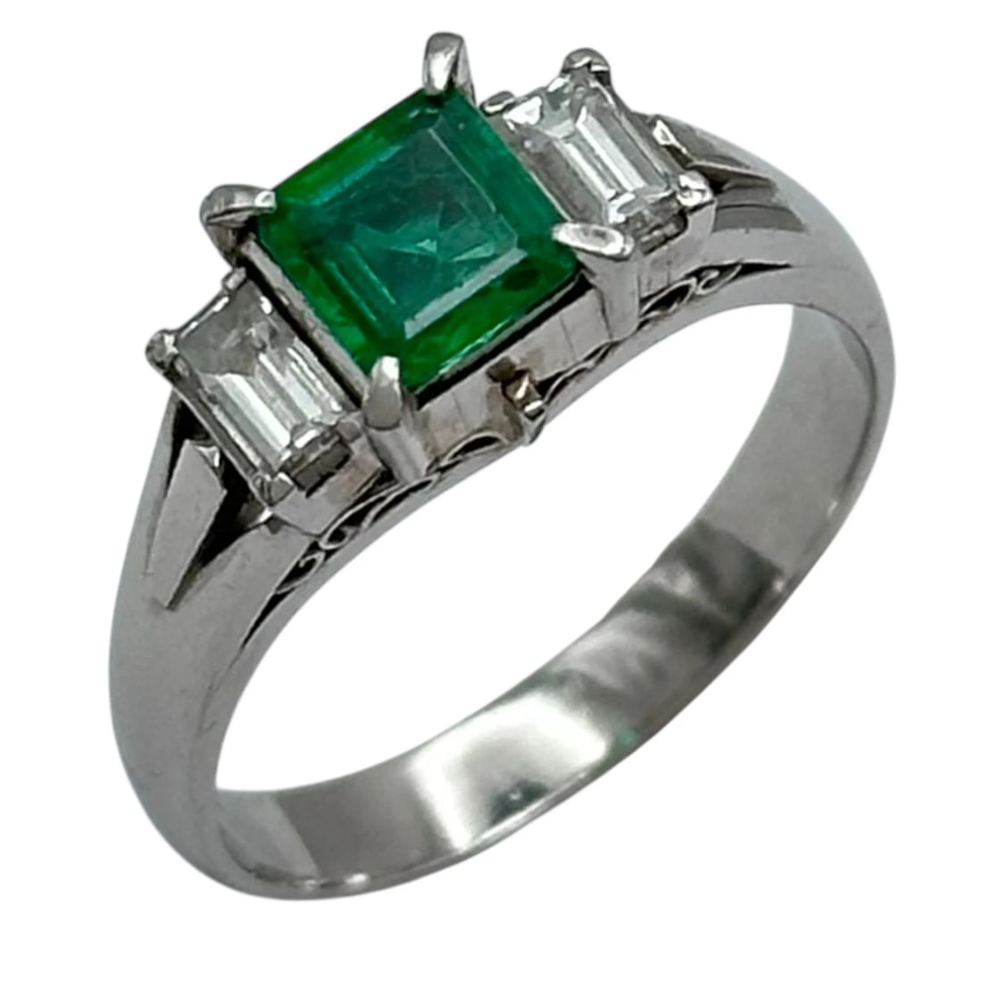 EMERALD RING PLATINUM PT900 JEWELRY: Emerald Ring Platinum Pt900 Jewelry Brand: Unbranded Type/Style: Ring Material: Pt900, Main Stone Emerald Color: PT Size: 7 US Accessories: None Accessories Notice: When purchasing pre-own