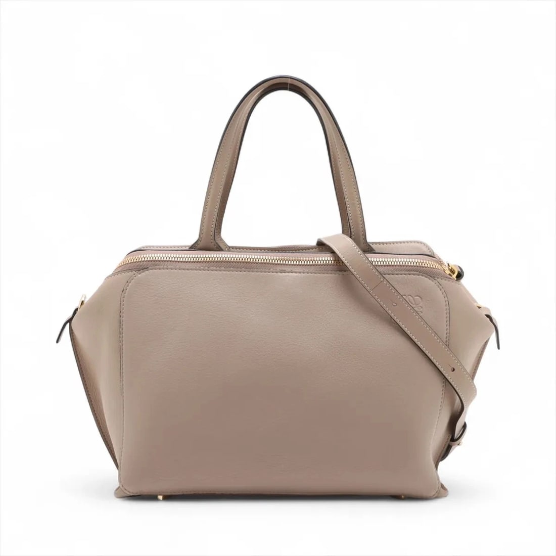 LOEWE ZIP LEATHER 2 WAY HANDBAG BEIGE: Loewe Zip Leather 2 Way Handbag Beige Brand: Loewe Type/Style: Hand bag Material: Leather Color: Beige Size: Height:8.7inchLength:11.8inchDepth:7.7inch Accessories: None Accessories Notice