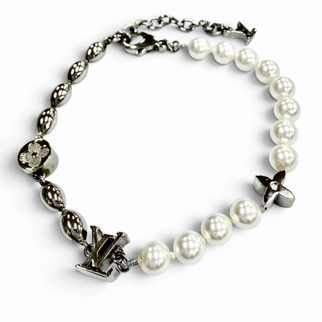 LOUIS VUITTON PEARL FUSION LOGO CHAIN BRACELET SILVER: Louis Vuitton Pearl Fusion Logo Chain Bracelet Silver Brand: Louis Vuitton Type/Style: Bracelet Material: none Color: None Size: Top 0.7cm x 0.7cm, Wrist 18cm Accessories: None Accessories