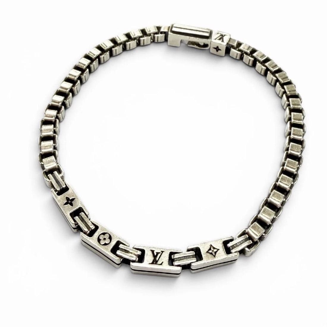 LOUIS VUITTON LV TAILOR BRACELET SILVER: Louis Vuitton LV Tailor Bracelet Silver Brand: Louis Vuitton Type/Style: Bracelet Material: Leather Color: Silver Size: 23 in Accessories: None Accessories Notice: When purchasing pre-owne