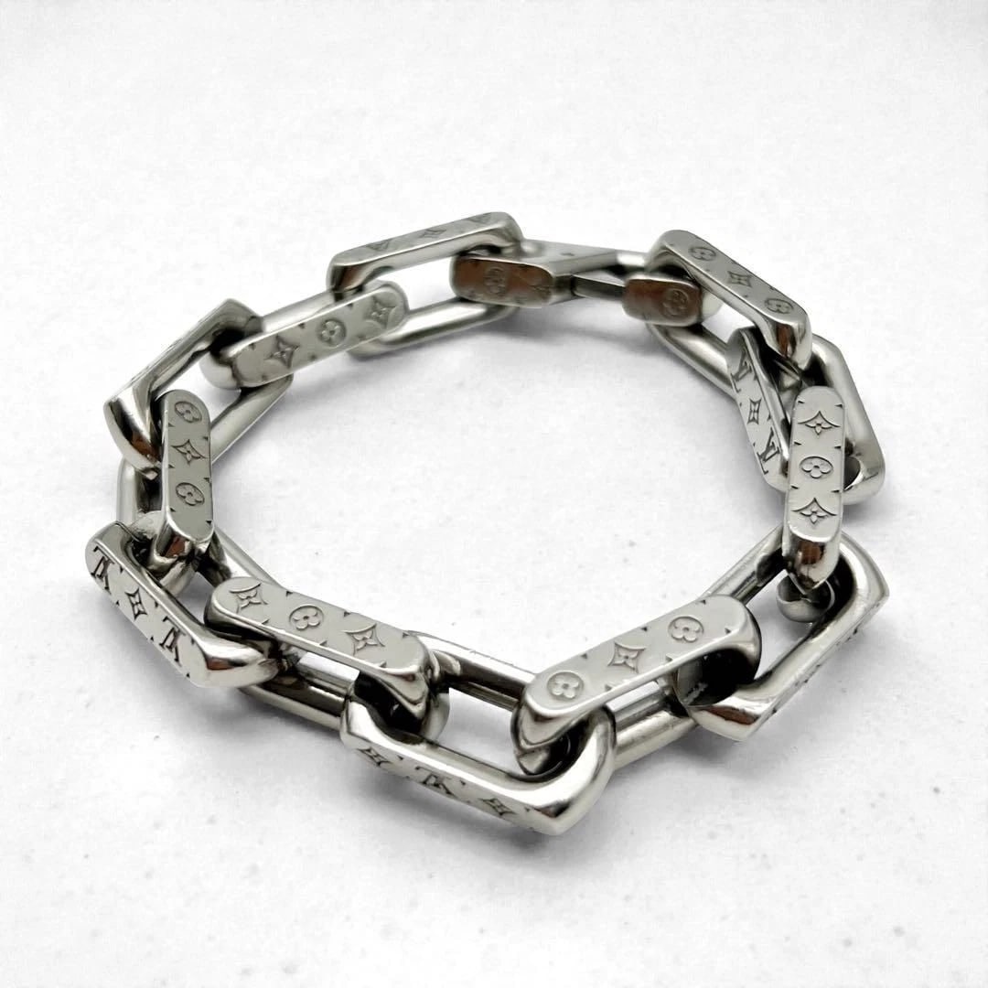 LOUIS VUITTON MONOGRAM CHAIN BRACELET SILVER: Louis Vuitton Monogram Chain Bracelet Silver Brand: Louis Vuitton Type/Style: Bracelet Material: Not specified Color: Silver Size: length of 7.1 inches, a chain width of 0.4 inches Accessories: No