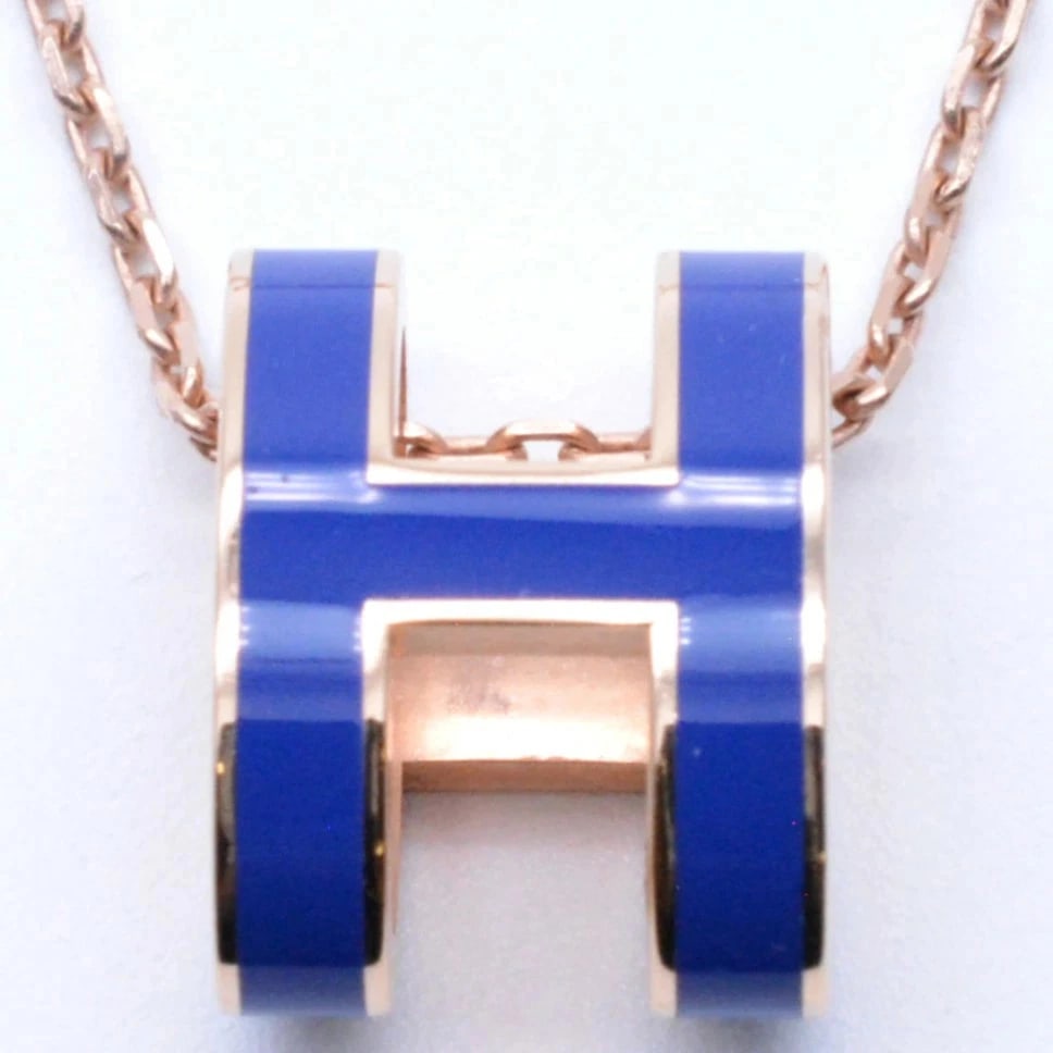 HERMES NECKLACE PINK GOLD BLUE CHAIN: Hermes Necklace Pink Gold Blue Chain Brand: Hermes Type/Style: Necklace Material: Not specified Color: Pink Gold, Blue Size: Chain length: 15.7 in, Chain width: 0.5 in, Top: 0.5 x 0.6 in Accessori