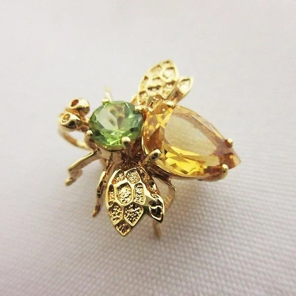 PONTE VECCHIO BEE PERIDOT CITRINE 18K YELLOW GOLD BROOCH PENDANT: Ponte Vecchio Bee Peridot Citrine 18k Yellow Gold Brooch Pendant Brand: Ponte Vecchio Type/Style: Brooch Material: 18k Yellow Gold Color: Yellow Size: Approx H 0.8 x W 0.8 in / H 2.0 x W 2.0 cm Ac