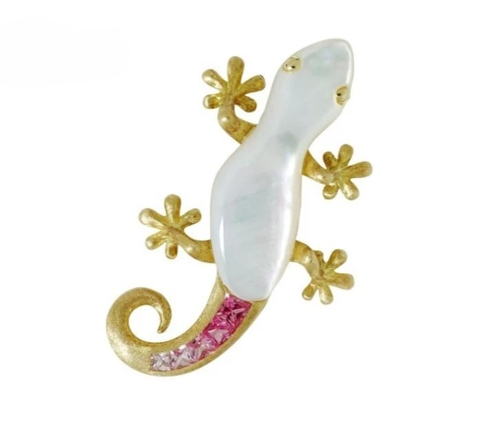 JEUNET GUARDIAN LUCKY GECKO PINK SAPPHIRE PIN BROOCH: Jeunet Guardian Lucky Gecko Pink Sapphire Pin Brooch Brand: Jeunet Type/Style: Brooch Material: 18k Yellow Gold Non Precious Metal Catch, Main Stone Pink sapphire Color: Multi Size: Approx H 1.3 x W 0