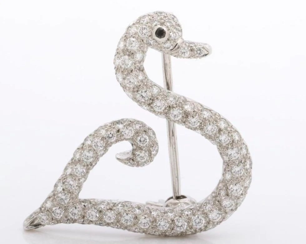 CHOPARD ELEGANT SWAN MOTIF DIAMOND 18K WHITE GOLD BROOCH: Chopard Elegant Swan Motif Diamond 18k White Gold Brooch Brand: Chopard Type/Style: Brooch Material: 18k White Gold, Main Stone Natural Color: White Size: H23.5mm ? W23.6mm (0.92" ? 0.93") Accesso
