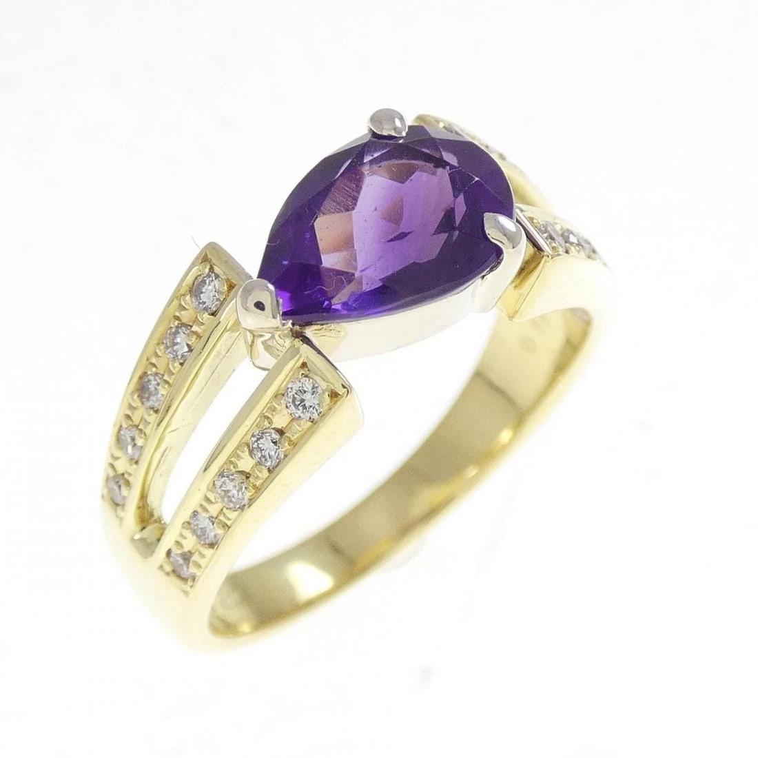 K18YG/K18WG AMETHYST RING: K18YG/K18WG Amethyst Ring Brand: Unbranded Type/Style: Amethyst Ring Material: K18YG/K18WG, Main Stone/Creation Amethyst Secondary Stone Diamond/Diamond (Inner) Color: YG,WG Size: US 6 1/2 Accesso