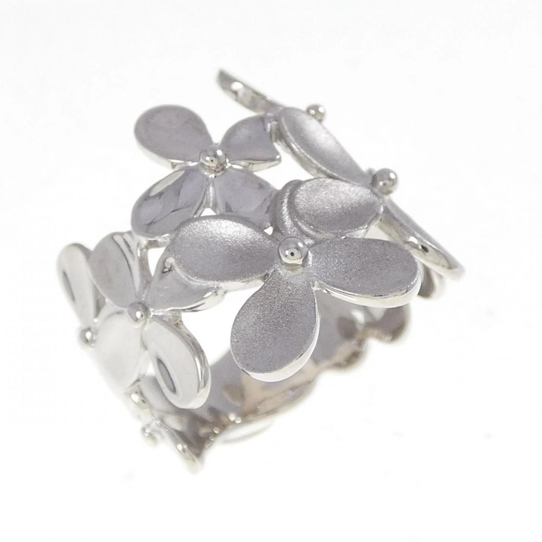 K18WG FLOWER RING: K18WG Flower Ring Brand: Unbranded Type/Style: Ring Material: K18WG, Color: White gold Size: US 5 3/4 Accessories: None Accessories Notice: When purchasing pre-owned goods, please refer to the photos