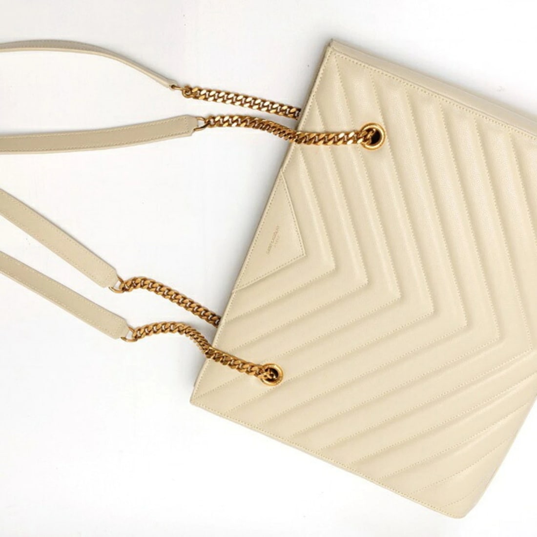 SAINT LAURENT CHAIN TOTE SHOULDER BAG CALFSKIN: SAINT LAURENT Chain Tote Shoulder Bag Calfskin Brand: Saint Laurent Type/Style: Shoulder bag, Tote bag Material: Leather Color: Ivory Size: (HxWxD)26cm x 31cm x 6cm / 10.23'' x 12.2'' x 2.36'' Acc