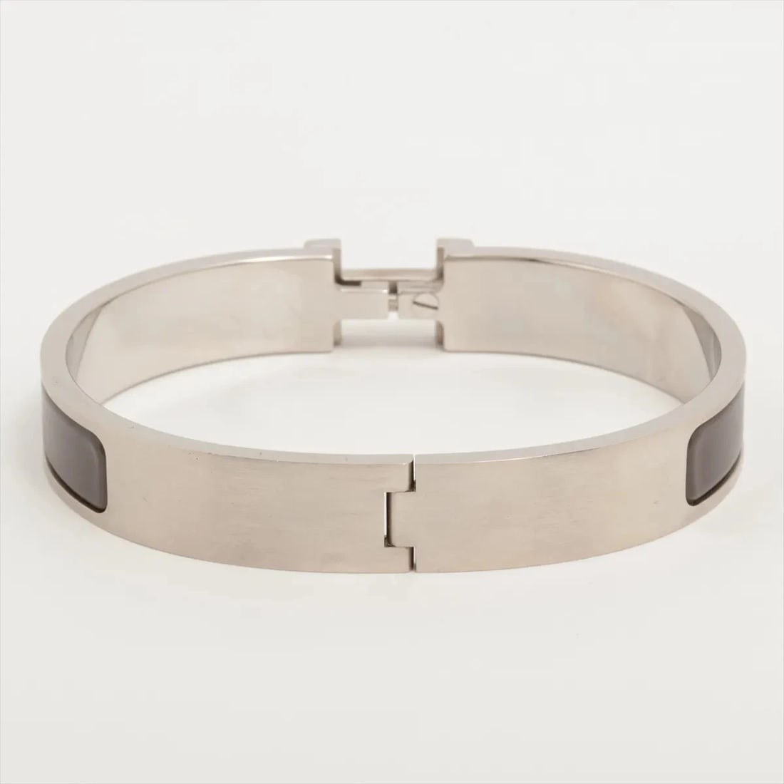 HERMES CLICK H BANGLE FANS BRACELET GM METAL GRAY X SILVER: Hermes click H bangle fans Bracelet GM metal Gray x silver Brand: Hermes Type/Style: Bracelet Material: Matal Color: Gray x silver Size: Bracelet length:19cm Accessories: None Accessories Notice: