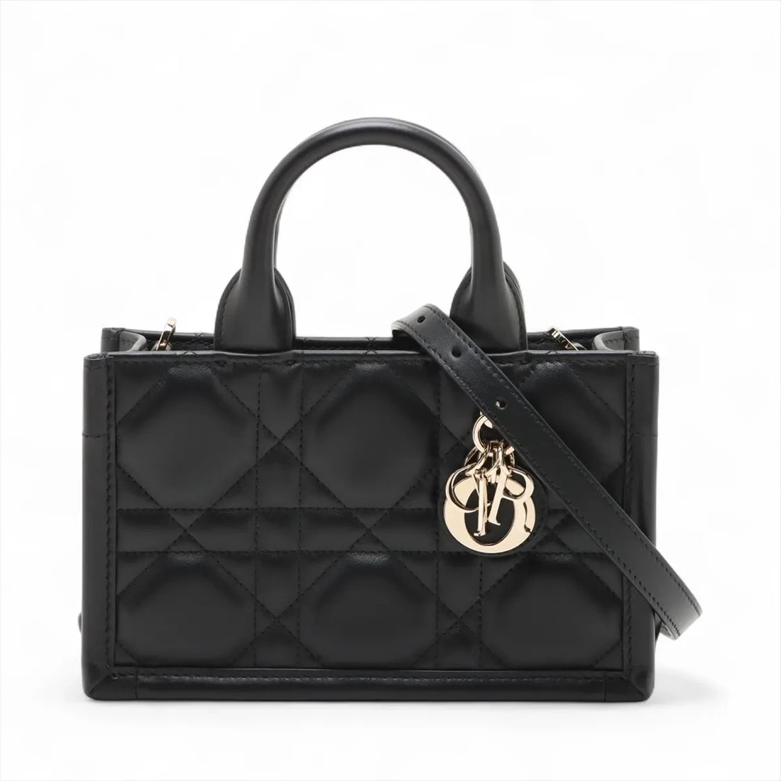 CHRISTIAN DIOR MACROCANAGE MINI BOOK TOTE LEATHER 2 WAY HANDBAG BLACK: Christian Dior Macrocanage Mini book tote Leather 2 Way Handbag Black Brand: Christian Dior Type/Style: Hand bag Material: Leather Color: Black Size: Height:5.1inchLength:8.3inchDepth:3.0inch Acce