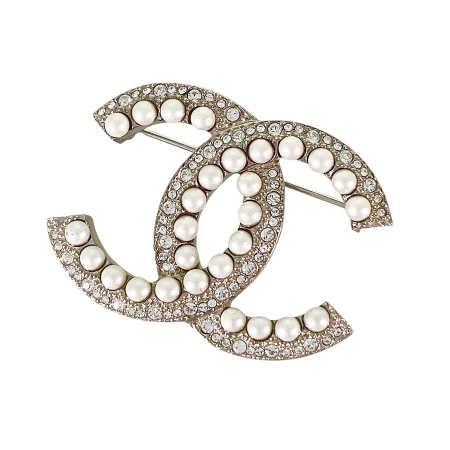 CHANEL METAL FAUX PEARL RHINESTONES BROOCH: CHANEL Metal Faux pearl rhinestones Brooch Brand: CHANEL Type/Style: Brooch Material: Metal Color: Silver Size: Top size:28.8mm?39.3mm Accessories: None Accessories Notice: When purchasing