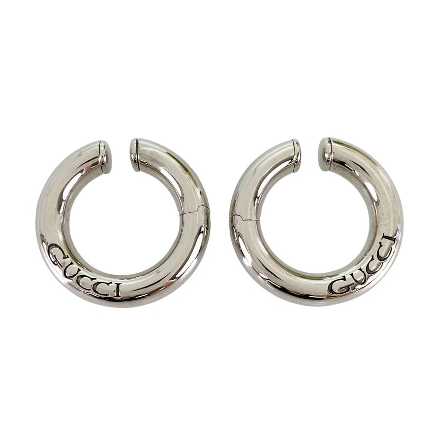 GUCCI SPECULUM MAIUS METAL EAR CUFF: GUCCI Speculum Maius Metal Ear Cuff Brand: GUCCI Type/Style: Ear Cuff Material: Metal Color: Silver Size: Top size:38.3mm?38.3mm Accessories: None Accessories Notice: When purchasing pre-owned goods,