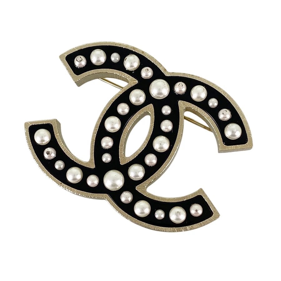 CHANEL GOLD PLATED FAKE PEARL BROOCH: CHANEL Gold plated Fake pearl Brooch Brand: CHANEL Type/Style: Brooch Material: Gold Plated Color: Gold Size: Top size:39.8mm?53.4mm Accessories: None Accessories Notice: When purchasing pre-owned