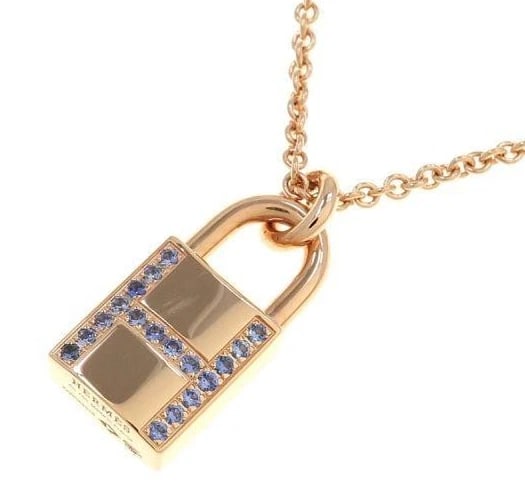 HERMES KELLY CADENA BLUE SAPPHIRE 18K ROSE GOLD NECKLACE PENDANT: Hermes Kelly Cadena Blue Sapphire 18k Rose Gold Necklace Pendant Brand: HERMES Type/Style: Necklace Material: 18k Rose Gold, Main Stone Natural Color: Pink Size: Length: Approx. 38 cm or 40 cm (15.0 i