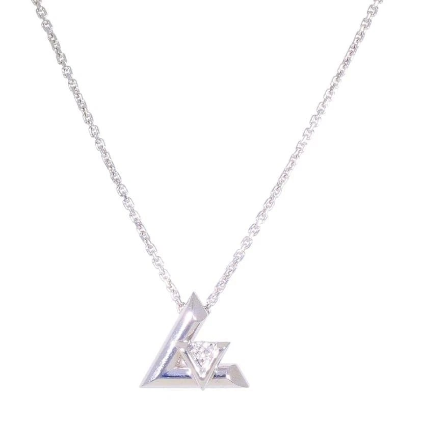 LOUIS VUITTON PANDANTIF VOLT ONE NECKLACE PENDANT: Louis Vuitton Pandantif Volt One Necklace Pendant Brand: Louis Vuitton Type/Style: Necklace Material: 18k White Gold Color: White Gold Size: Chain length approx. 42?45 cm / 16.5?17.7 inches Pendant to