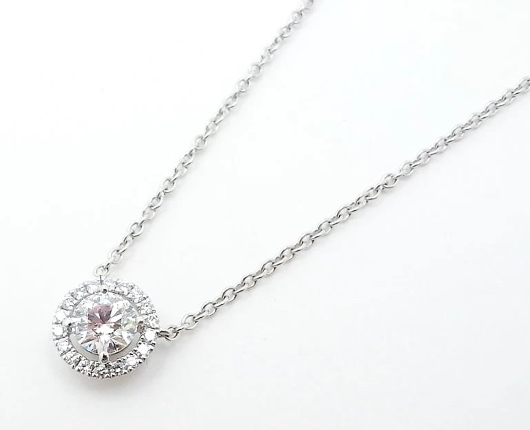 HEARTS ON FIRE DIAMOND 18K WHITE GOLD PENDANT NECKLACE: Hearts On Fire Diamond 18k White Gold Pendant Necklace Brand: Hearts On Fire Type/Style: Necklace Material: 18k White Gold, Main Stone Natural Color: White Size: Chain Length: Approx. 43.0 cm / 16.9 i