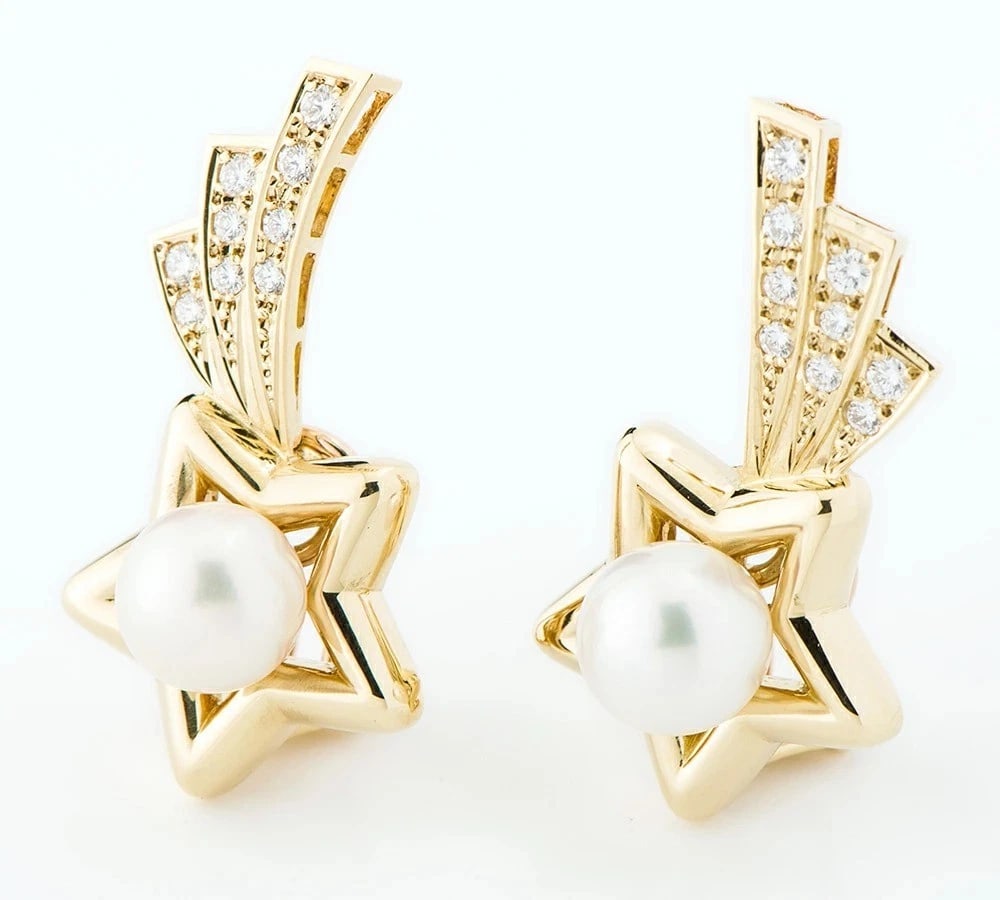 DIOR SHOOTING STAR AKOYA PEARL DIAMOND 18K YELLOW GOLD EARRINGS: Dior Shooting Star Akoya Pearl Diamond 18k Yellow Gold Earrings Brand: Dior Type/Style: Earrings Material: 18k Yellow Gold, Main Stone Secondary Stone Natural Color: Yellow Size: 29.3 mm ? 16.0 mm / 1