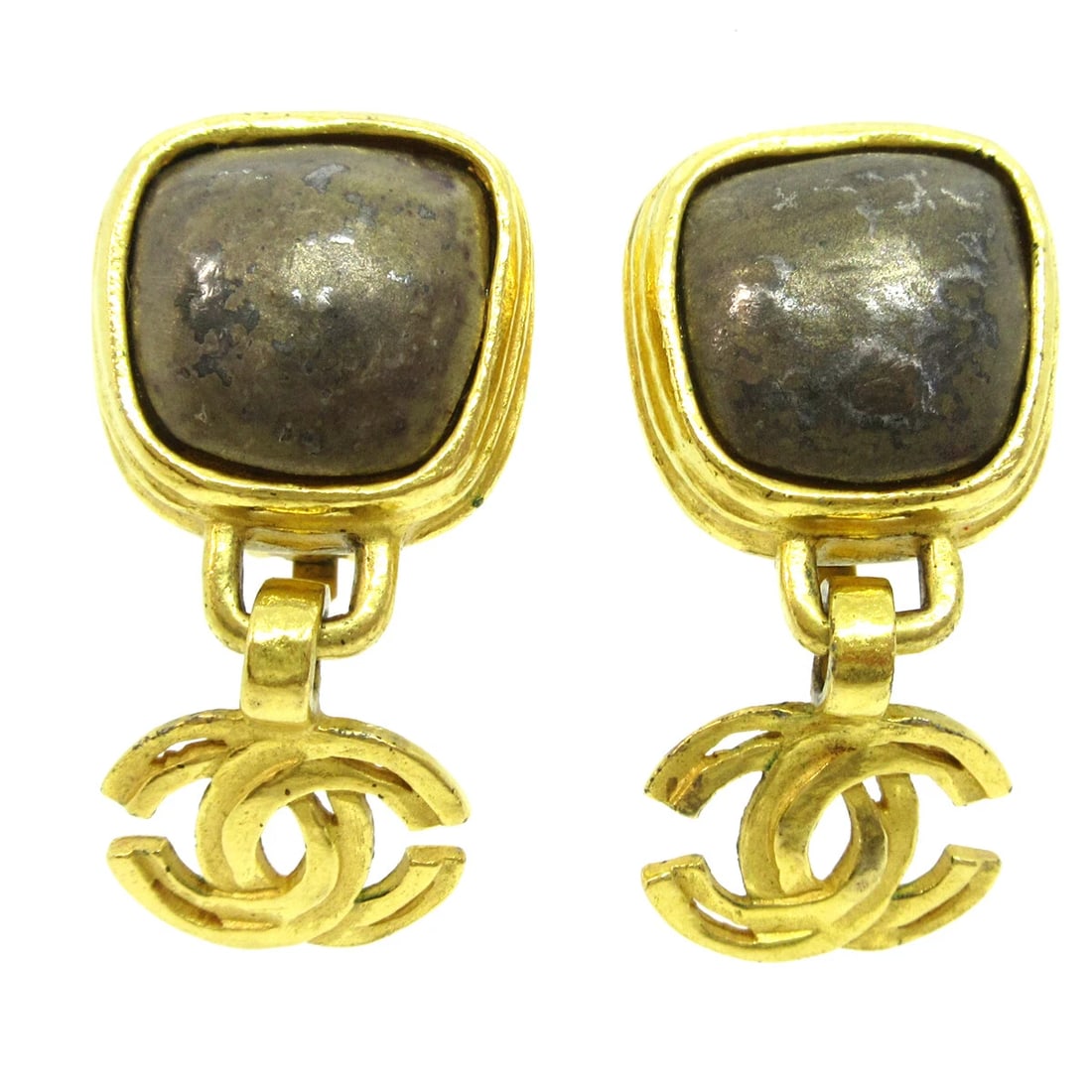 CHANEL DANGLE EARRINGS CLIP-ON GOLD: Chanel Dangle Earrings Clip-On Gold Brand: Chanel Type/Style: Earrings Material: Gold-tone, Color: Gold, Gray Size: W 1.7 x H 3.7 cm Accessories: None Accessories Notice: When purchasing p