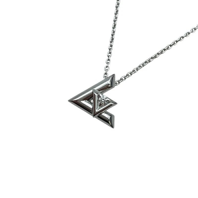 LOUIS VUITTON PANDANTIF VOLTO ONE NECKLACE WHITE GOLD AU750: Louis Vuitton Pandantif Volto One Necklace White Gold Au750 Brand: Louis Vuitton Type/Style: Necklace Material: Au750, Color: White Gold Size: Height: approx. 11.4mm Width: approx. 12.9mm Chain length