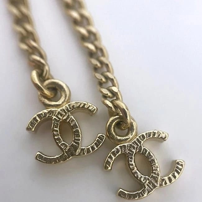 CHANEL LONG NECKLACE GOLD PLATED CHAIN PENDANTS: Chanel Long Necklace Gold Plated Chain Pendants Brand: Chanel Type/Style: Necklace & Pendants Material: GP, Color: gold Size: Top (including beak): w:12.3mm x h:25.9mm x d:2.7mm Cube: w:5.4mm Chain: 4