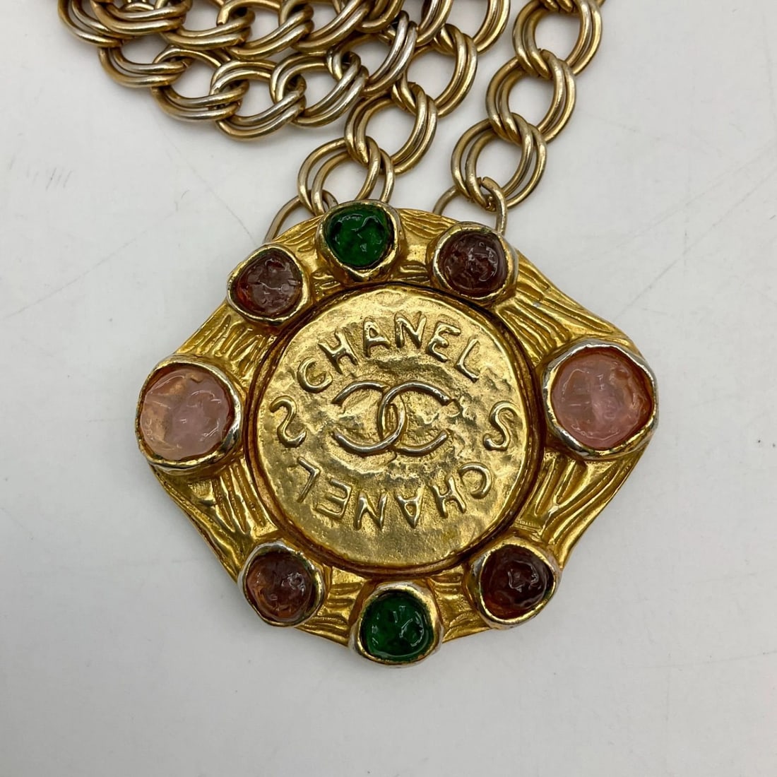CHANEL GRIPOIX NECKLACE PENDANT COLOR STONE GOLD MULTICOLOR: Chanel Gripoix Necklace Pendant Color Stone Gold Multicolor Brand: Chanel Type/Style: Necklace & Pendants Material: Plated, Color: Gold Multicolor Size: Chain Length: approx. 70cm Top Width: approx. 5