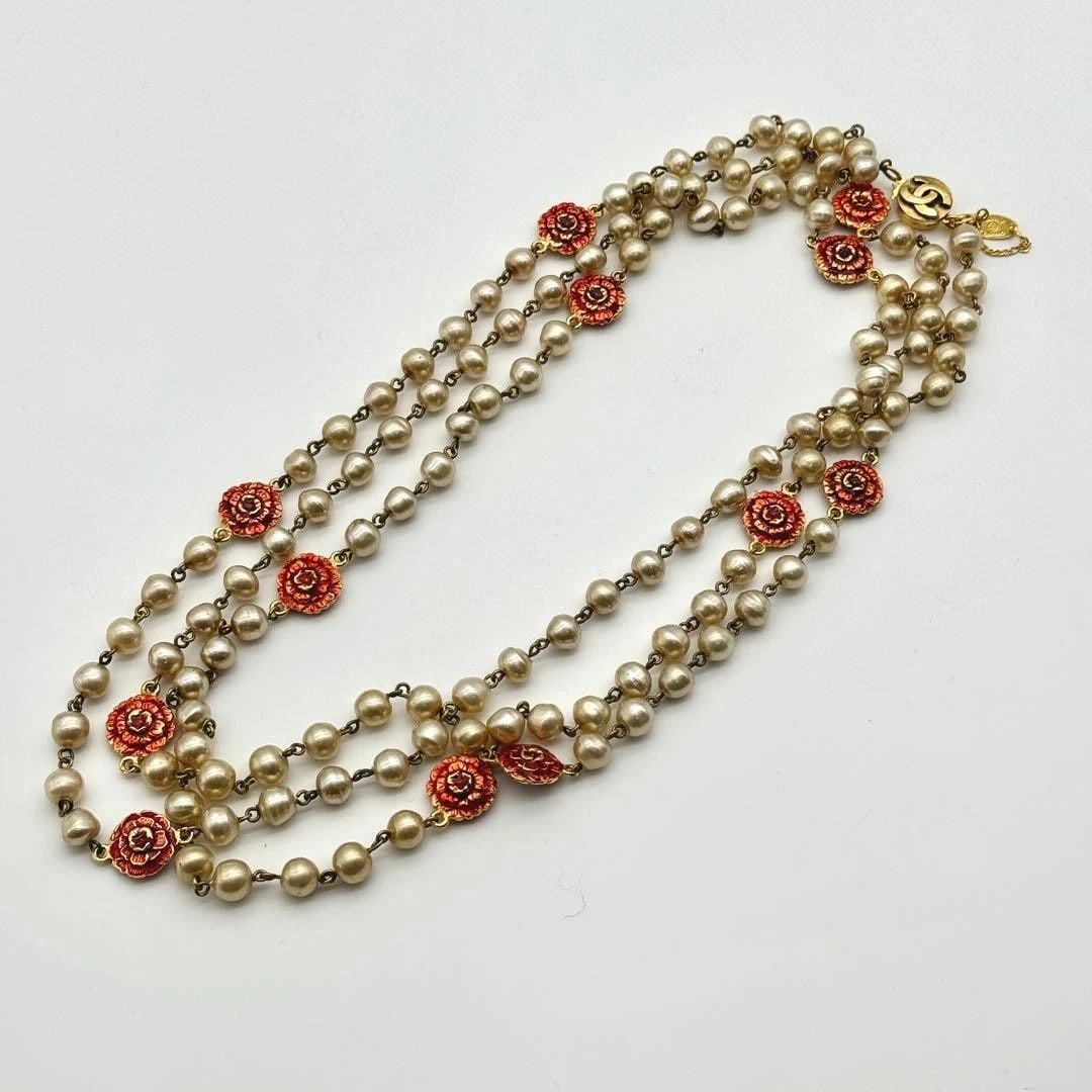 CHANEL NECKLACE CAMELLIA FLOWER PEARL GOLD LONG: CHANEL Necklace Camellia Flower Pearl Gold Long Brand: CHANEL Type/Style: Necklace Material: Metal, Faux Pearl, Color: GOLD,WHITE Size: Total length approx. 175cm Accessories: None Accesso