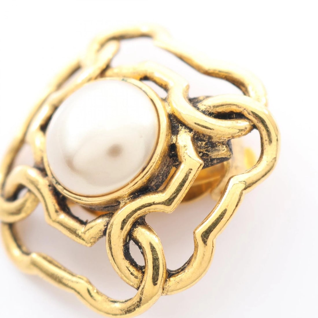 CHANEL EARRINGS COCO MARK GOLD GP PEARL GOLD WHITE TONES: CHANEL Earrings Coco Mark Gold GP Pearl Gold White Tones Brand: CHANEL Type/Style: Earrings Material: GP (Gold Plated), Faux Pearl, Main Stone/Creation Faux Pearl Color: Gold/White Size: Approx. 3cm w