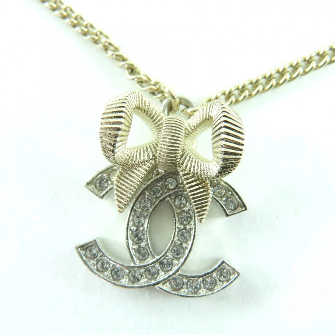 CHANEL NECKLACE MARK RIBBON RHINESTONE CHAMPAGNE GOLD: CHANEL Necklace Mark Ribbon Rhinestone Champagne Gold Brand: CHANEL Type/Style: Necklace Material: Rhinestone, Color: Champagne Gold Size: Top Width: Approx. 1.7cm, Minimum Neck Circumference: Approx.