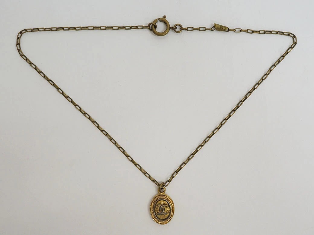 CHANEL NECKLACEPENDANT GOLD: Chanel NecklacePendant Gold Brand: Chanel Type/Style: Necklace Material: Metal, Color: GOLD Size: Approximately Chain: 45cm Charm: 2x1.5cm Accessories: None Accessories Notice: When purcha