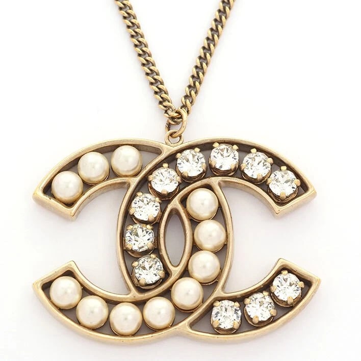 CHANEL NECKLACE COCO MARK CC PLATED/PEARL/RHINESTONE GOLD: Chanel Necklace Coco Mark CC Plated/Pearl/Rhinestone Gold Brand: Chanel Type/Style: Necklace Material: Plated/Faux Pearl/Rhinestone, Color: gold Size: Neck Circumference: Approx. 60cm/Motif Height: Ap