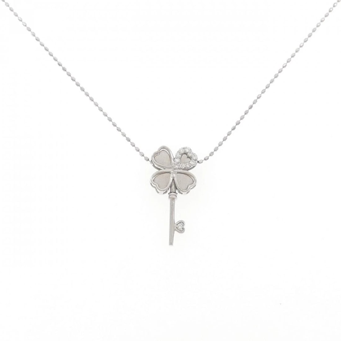K18WG CLOVER DIAMOND NECKLACE: K18WG Clover Diamond Necklace Brand: Unbranded Type/Style: Diamond Necklace Material: K18WG, Color: White gold Size: 40cm Actual Size Pendant length approx. x width approx.: 19.1mmx9.1mm Chain