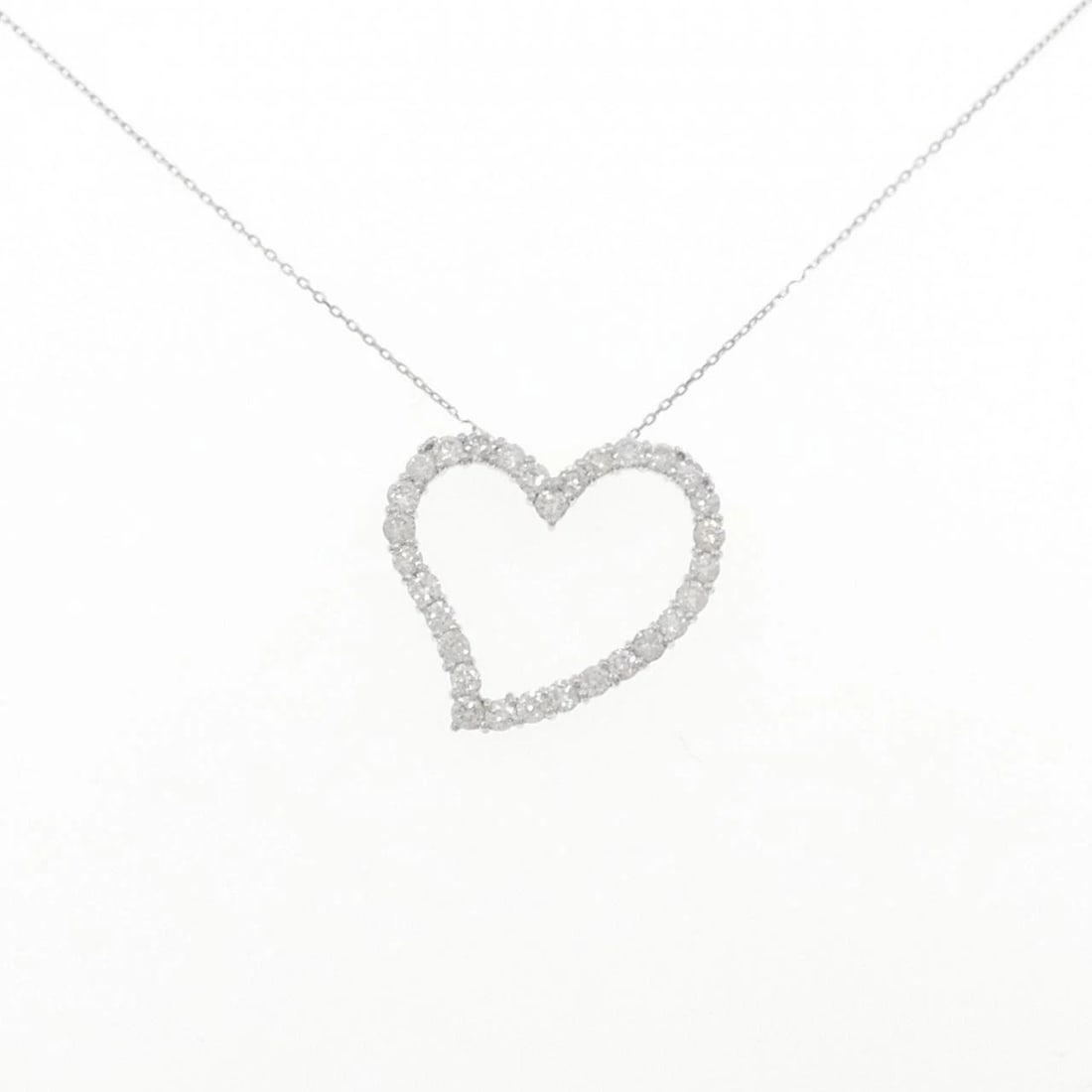 K18WG HEART DIAMOND NECKLACE: K18WG Heart Diamond Necklace Brand: Unbranded Type/Style: Diamond Necklace Material: K18WG, Color: White Gold Size: 40cm Actual Size Pendant length approx. x width approx.: 19.4mmx21.8mm Chain