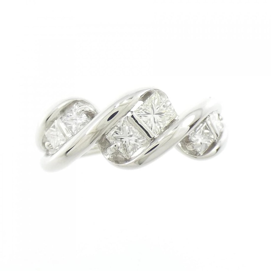 PT DIAMOND RING: PT Diamond Ring Brand: Unbranded Type/Style: Diamond Ring Material: Platinum, Color: Silver Size: US 6 1/4 Accessories: None Accessories Notice: When purchasing pre-owned goods, please ref